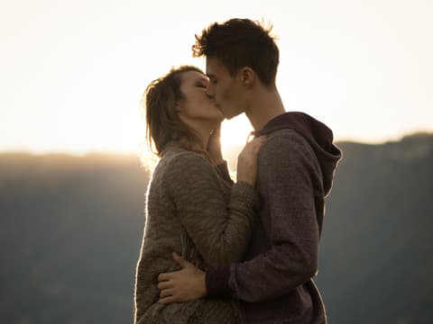 Was macht Mädchen zu guten Küsserinnen? quer Was macht Mädchen zu guten Küsserinnen? quer