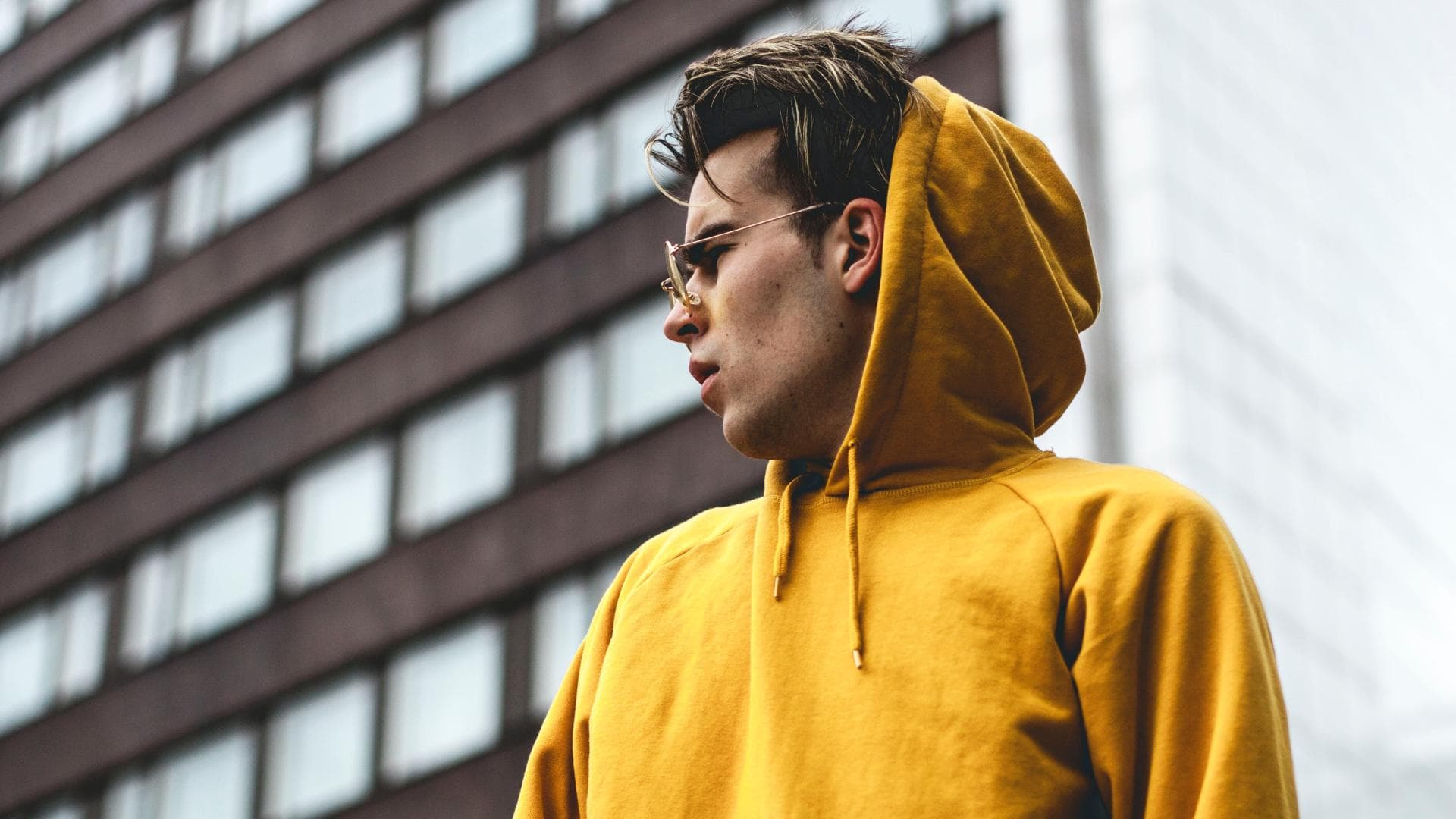 junge im gelben hoodie