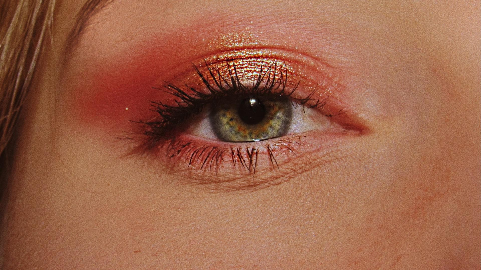 geschminktes Auge mit rotem Lidschatten