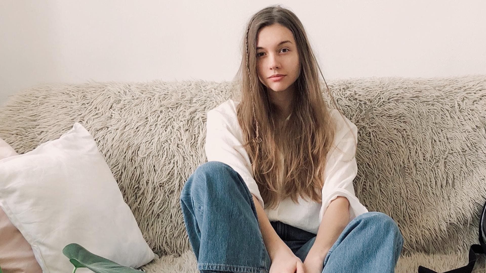 Mädchen auf dem Sofa
