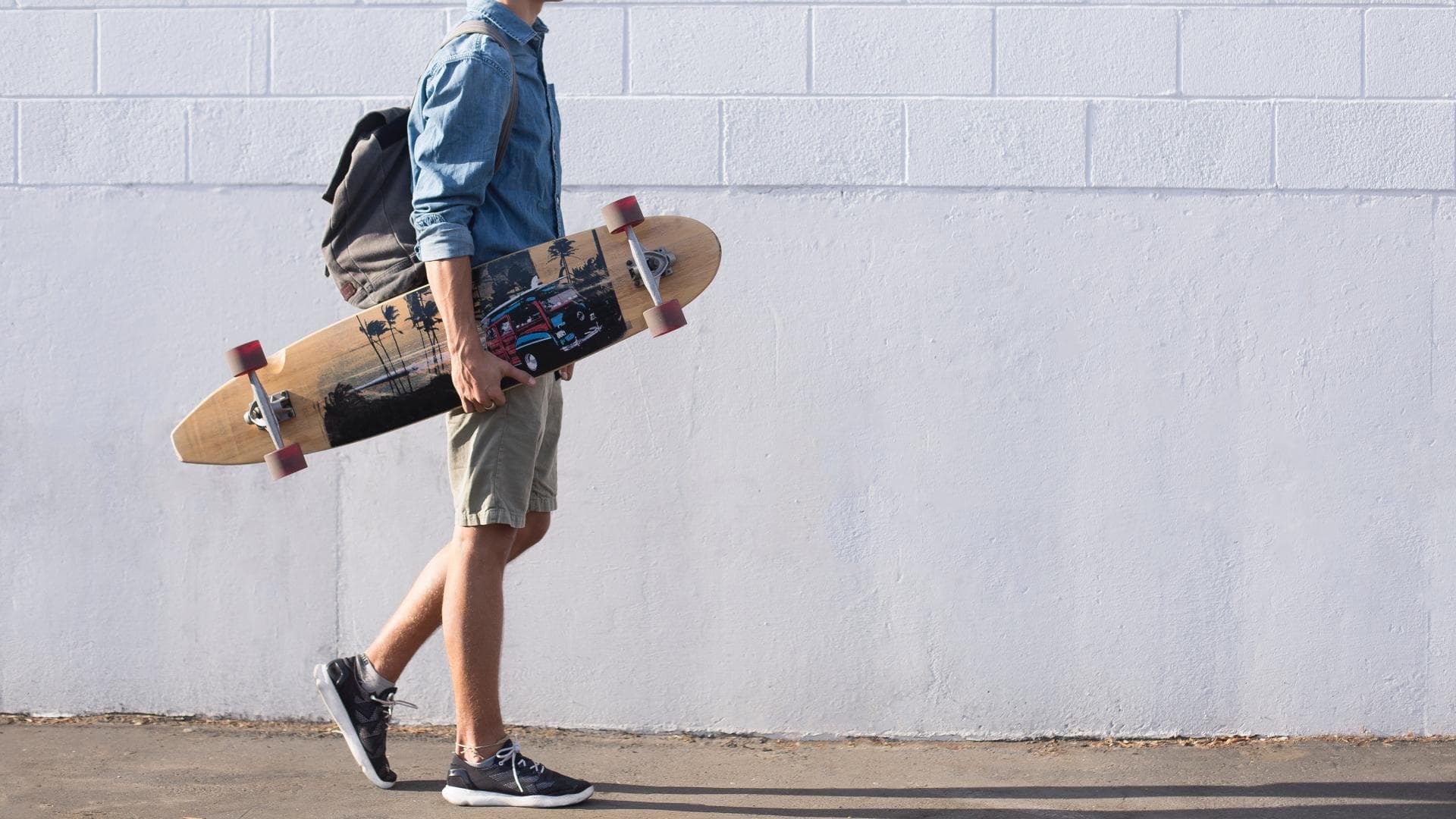 Junge mit Longboard