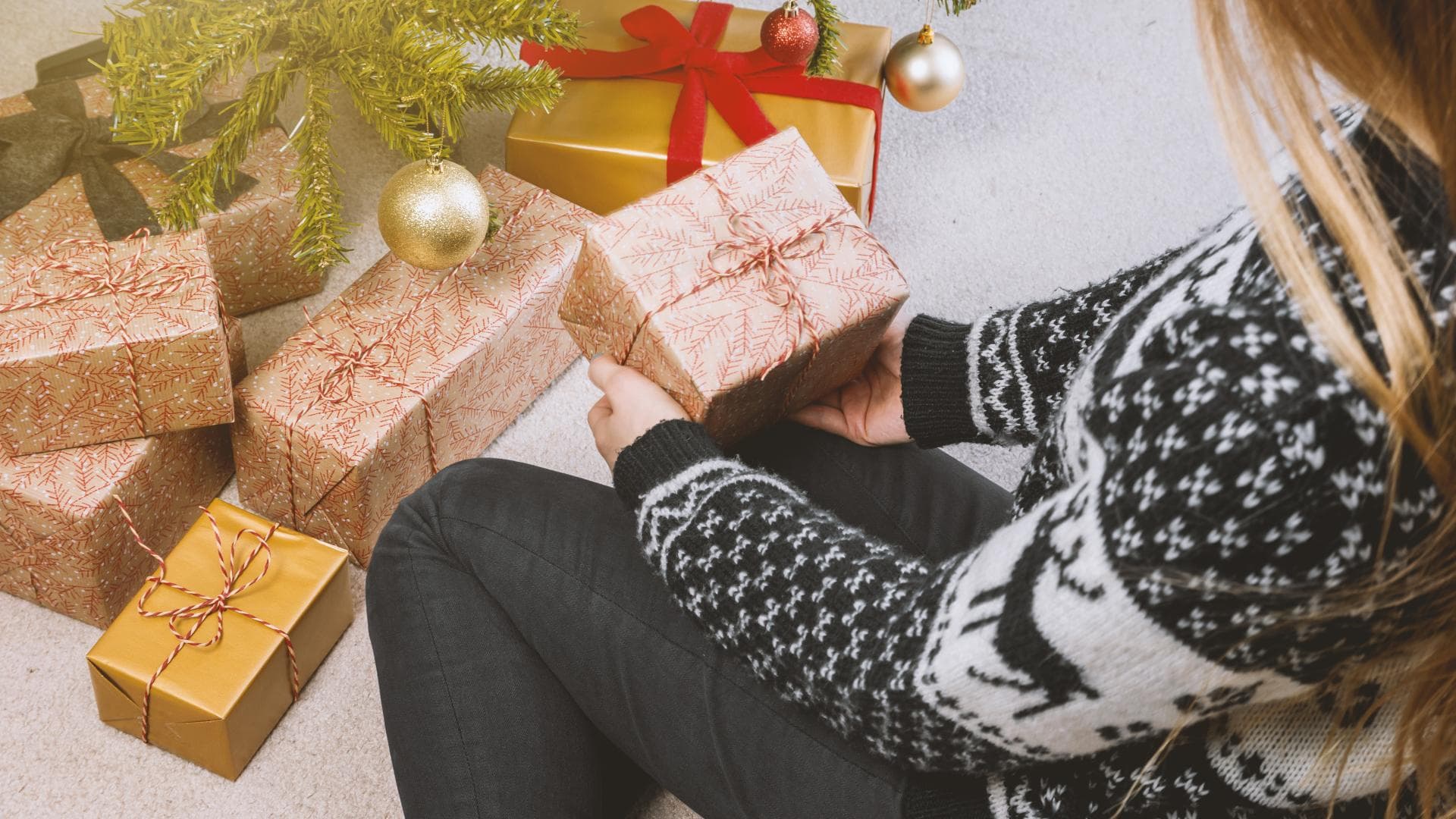 mädchen mit weihnachtsgeschenken 