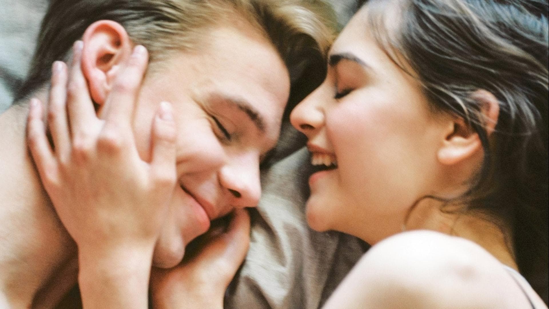 Mädchen und Junge im Bett