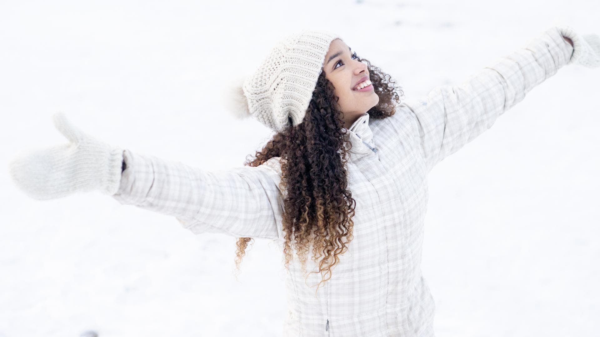 mädchen glücklich im schnee lächelt 