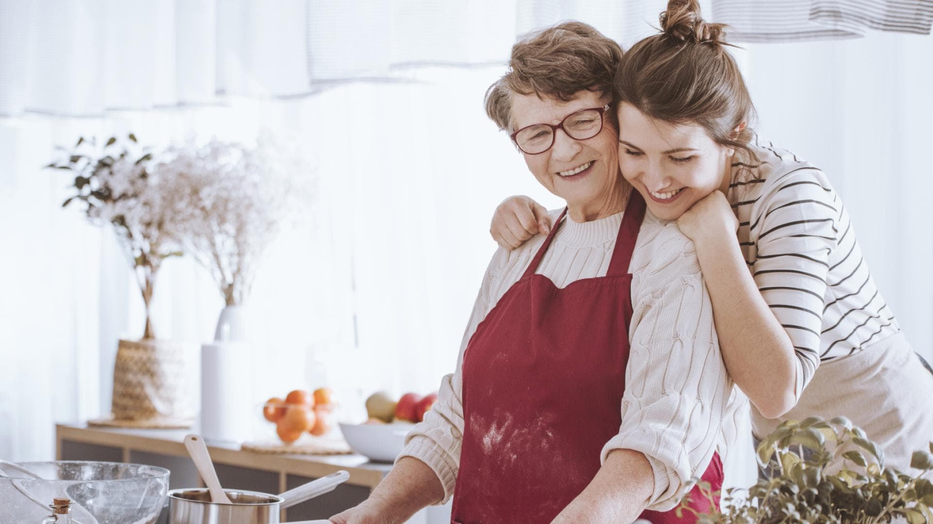 oma mit enkelin am backen weihnachten 