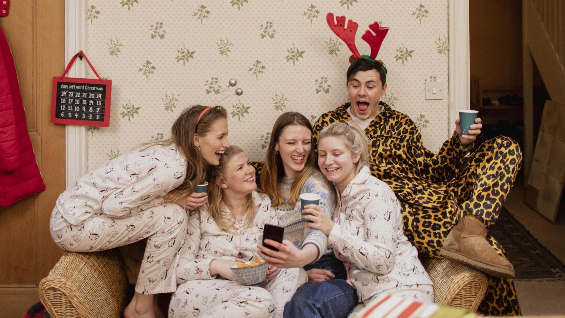 Freunde auf einem Sofa machen Selfie