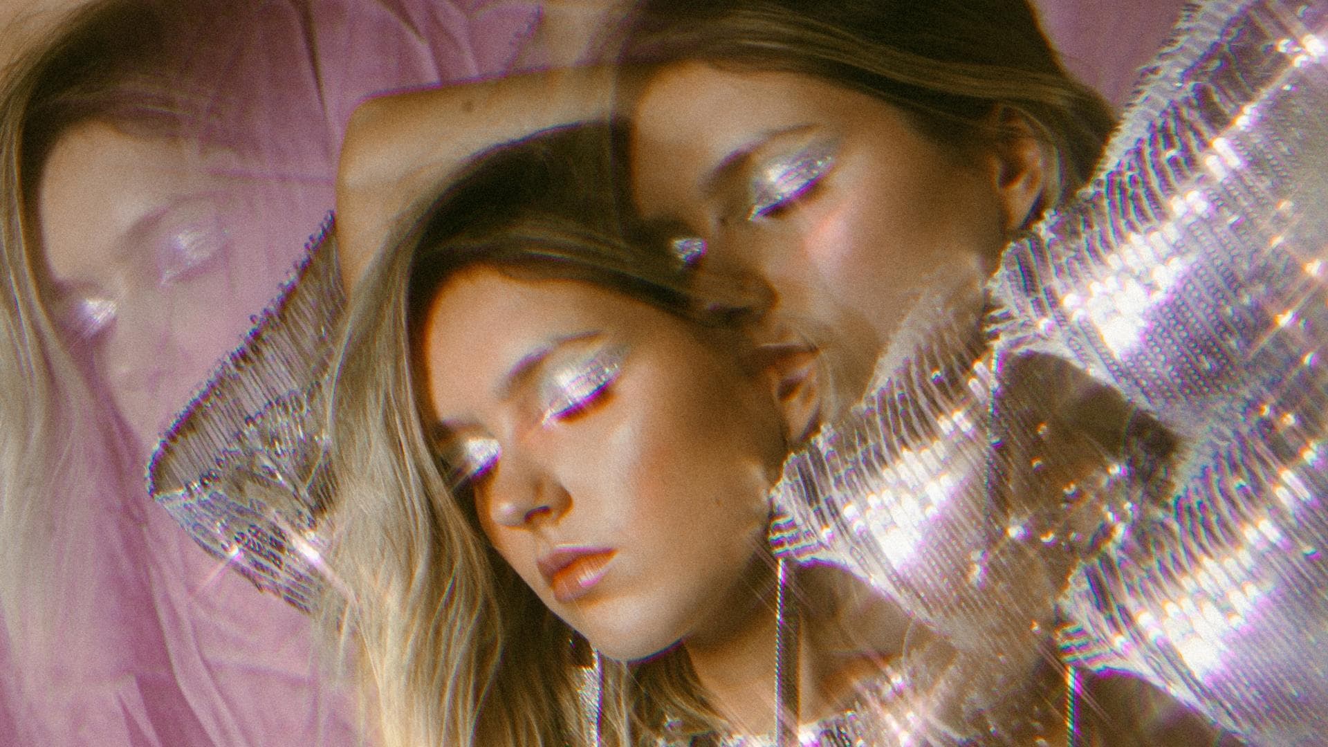 Frau mit Augen-Make-up und Glitzerkleid stehend