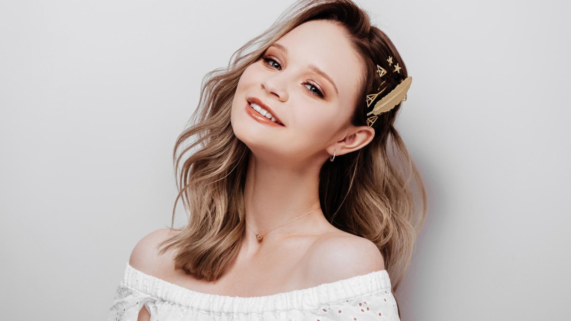 mädchen mit schmuck im haar 