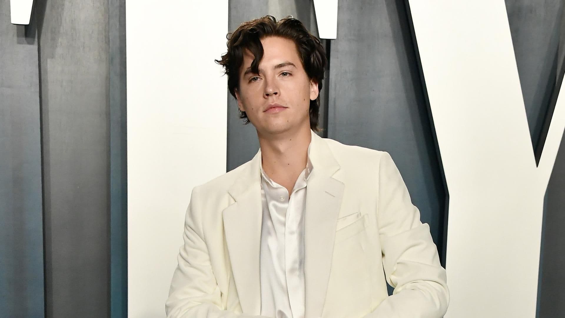 Cole Sprouse im Anzug