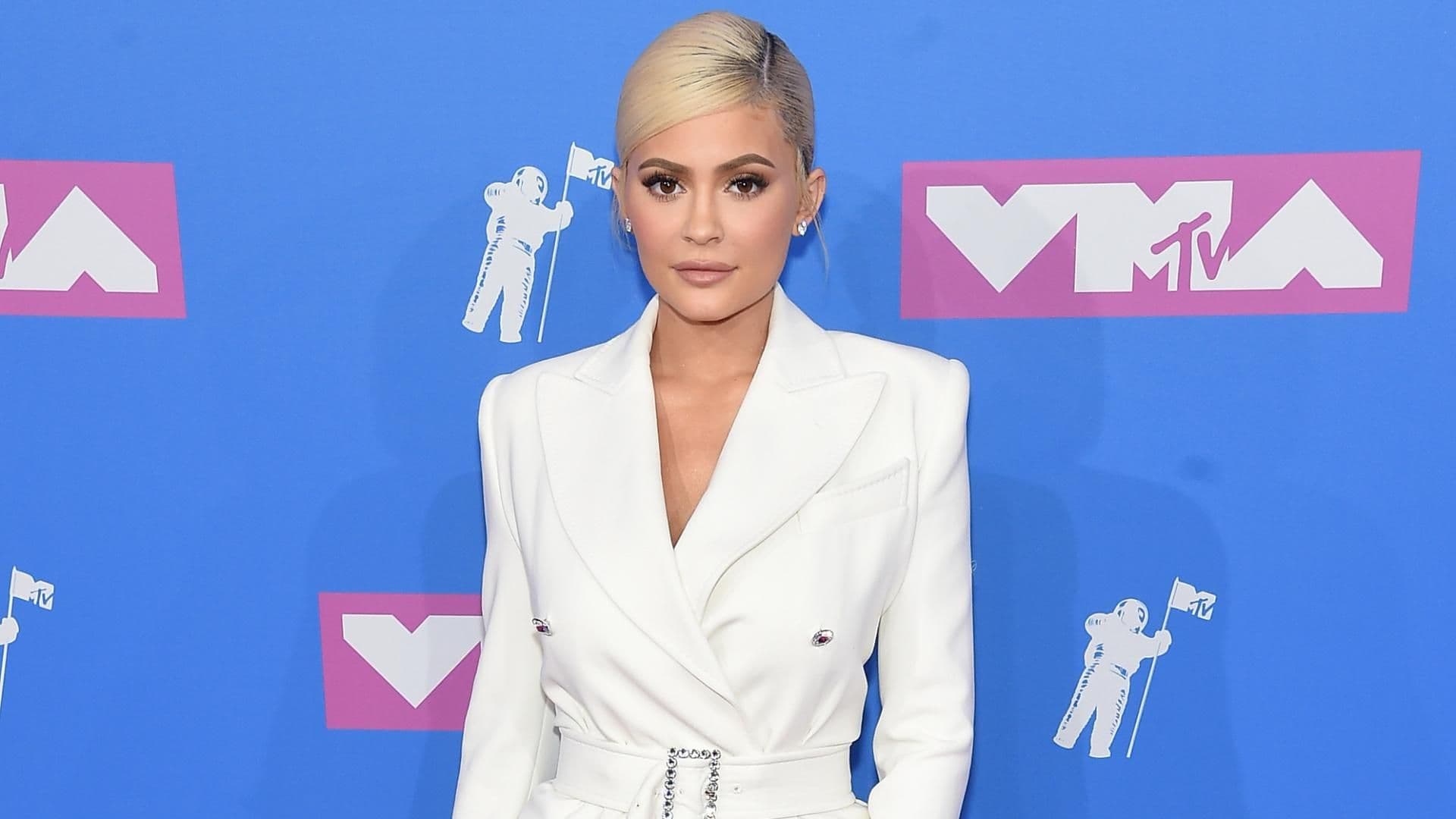  Kylie Jenner  weißes kleid blond