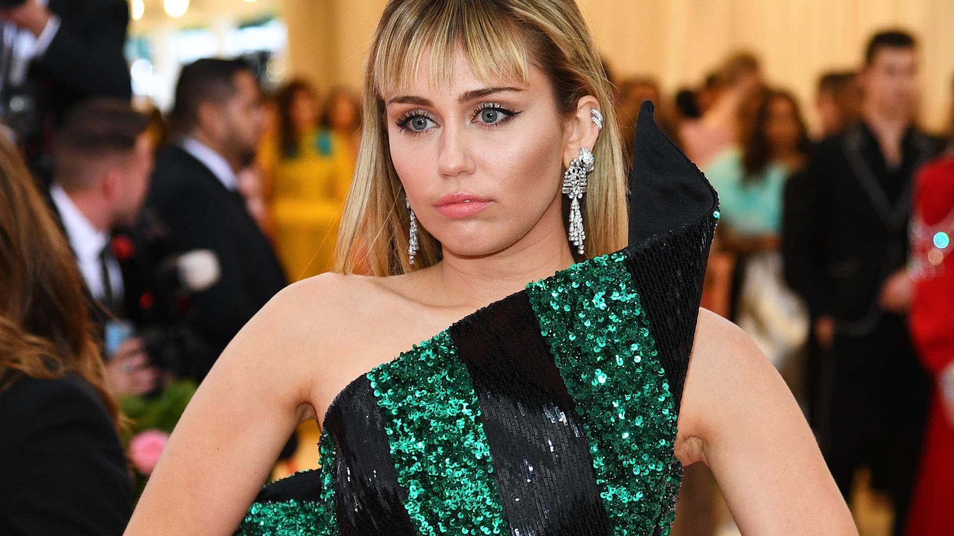 Miley Cyrus helix Piercing
