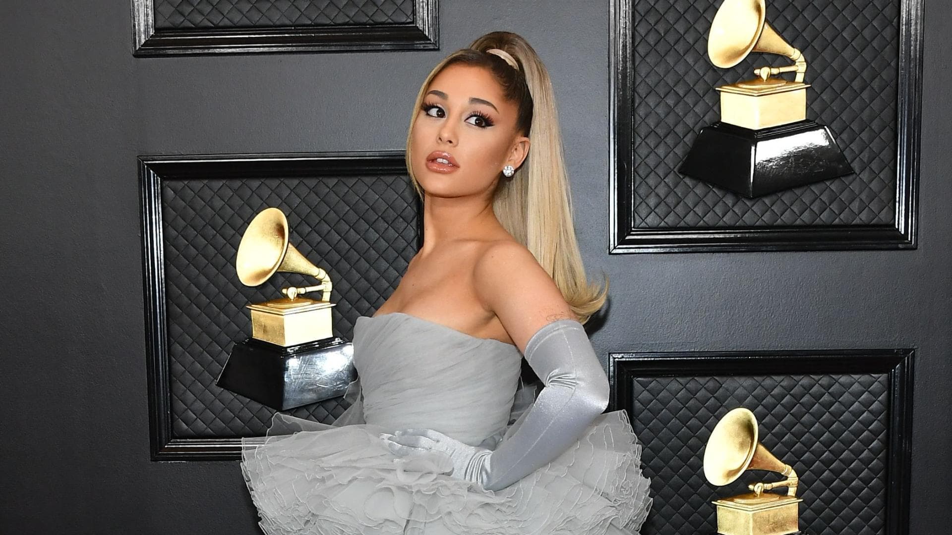 ariana grande graues kleid