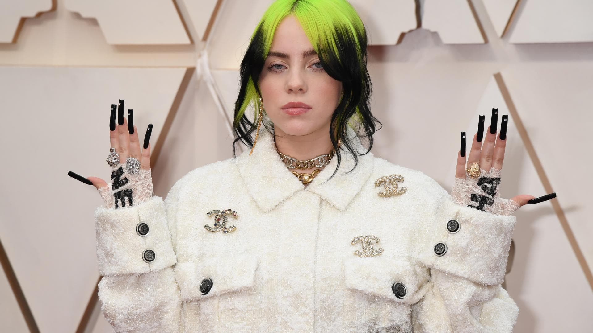 Billie Eilish mit langen Nägeln Chanel Kostüm 