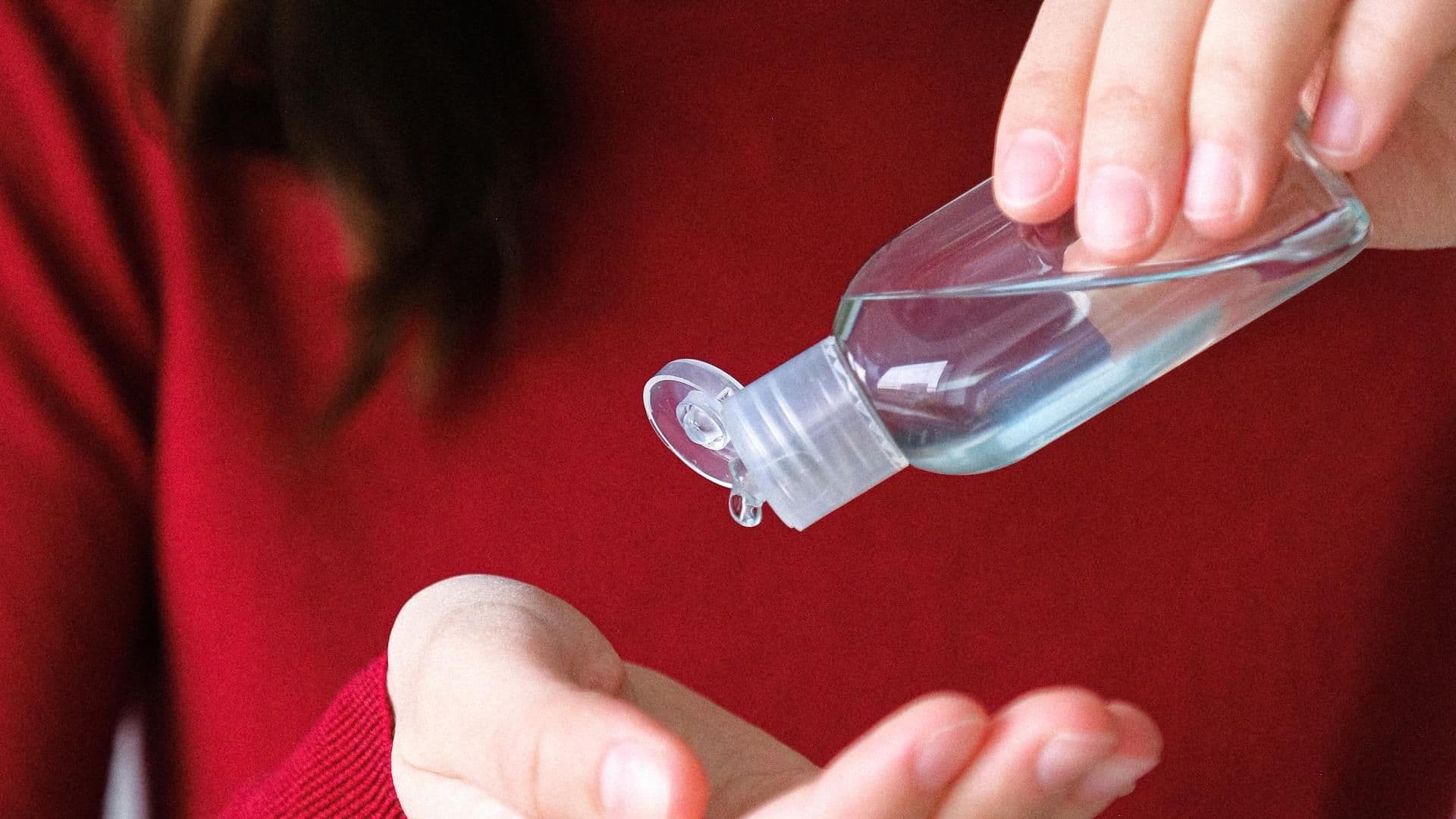 Frau mit desinfektionsmittel in der hand