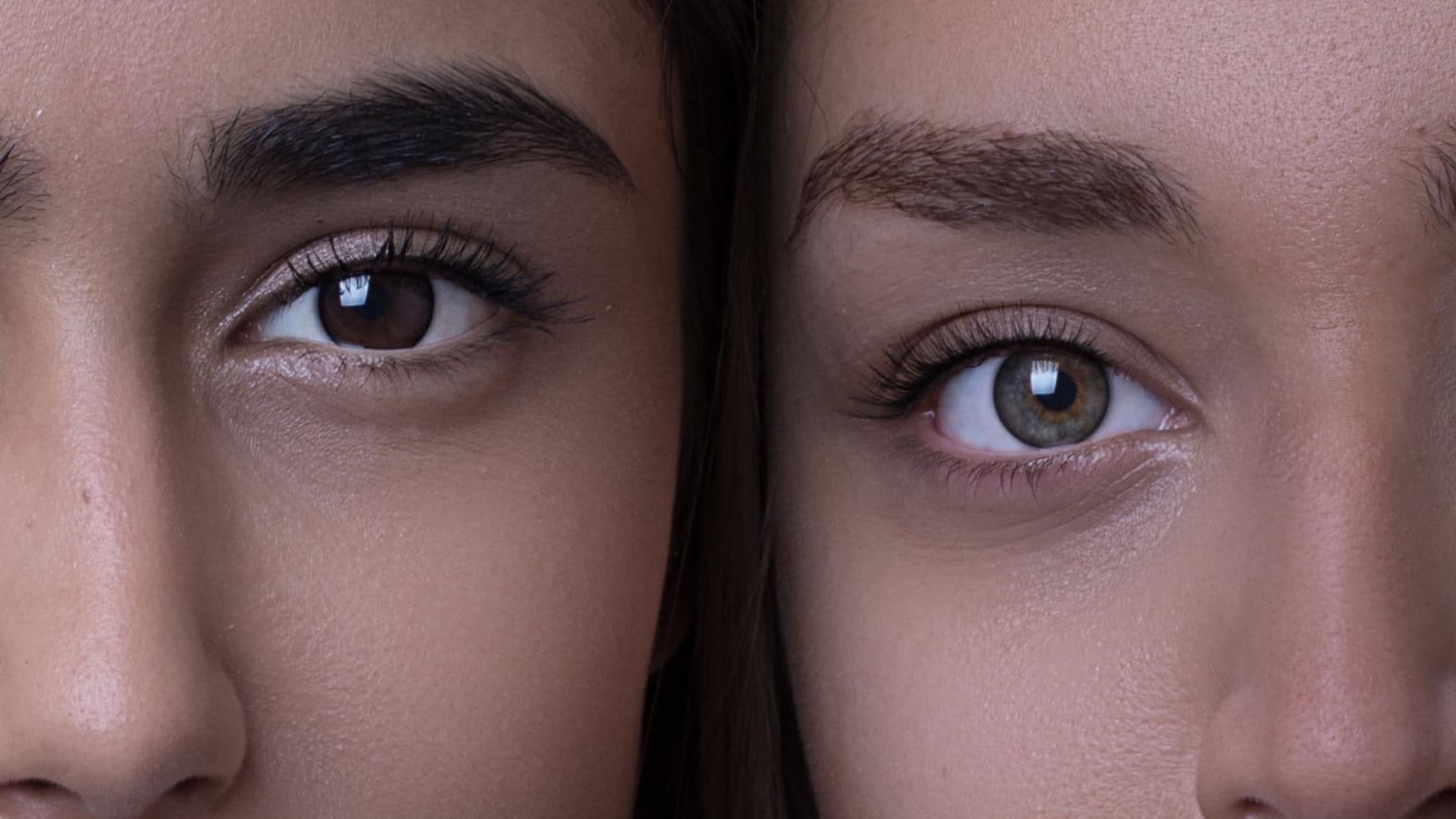 zwei Frauen geschminkt mit Lippenstift und Augen Make Up 