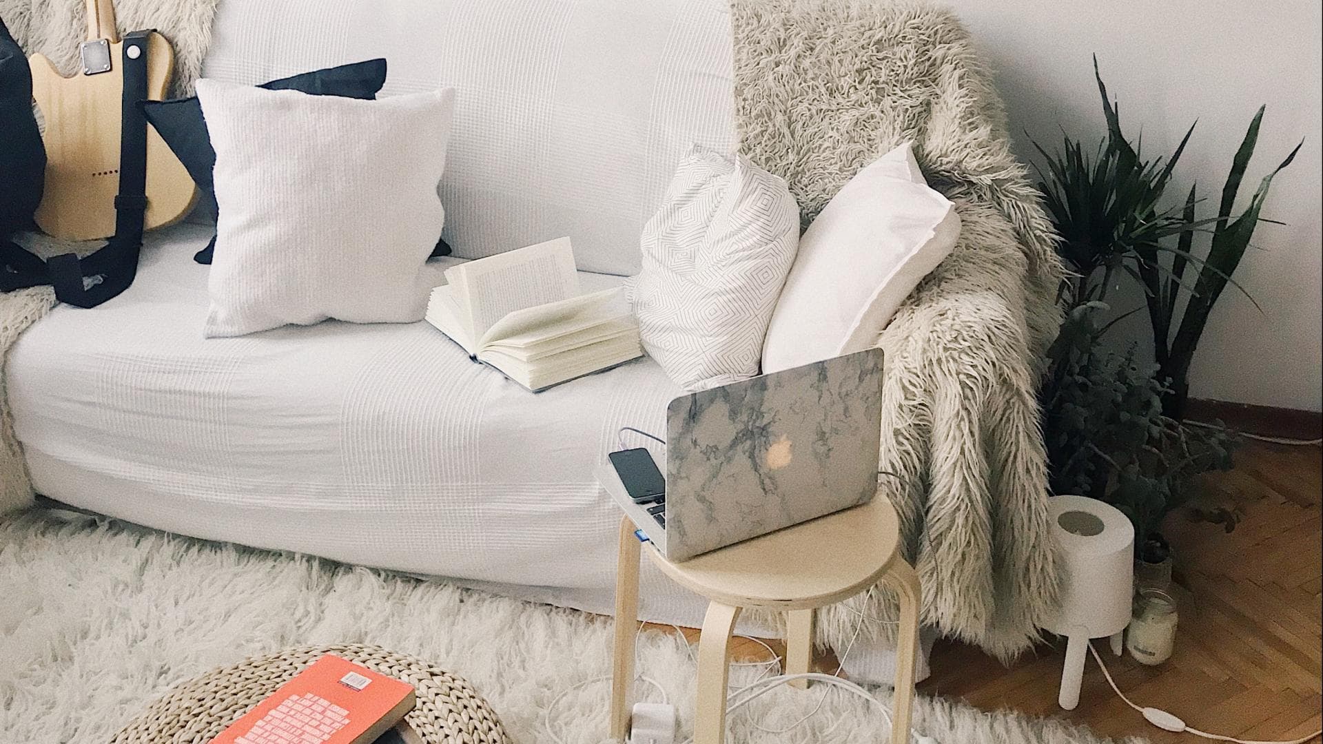 Weißes Sofa im Wohnzimmer