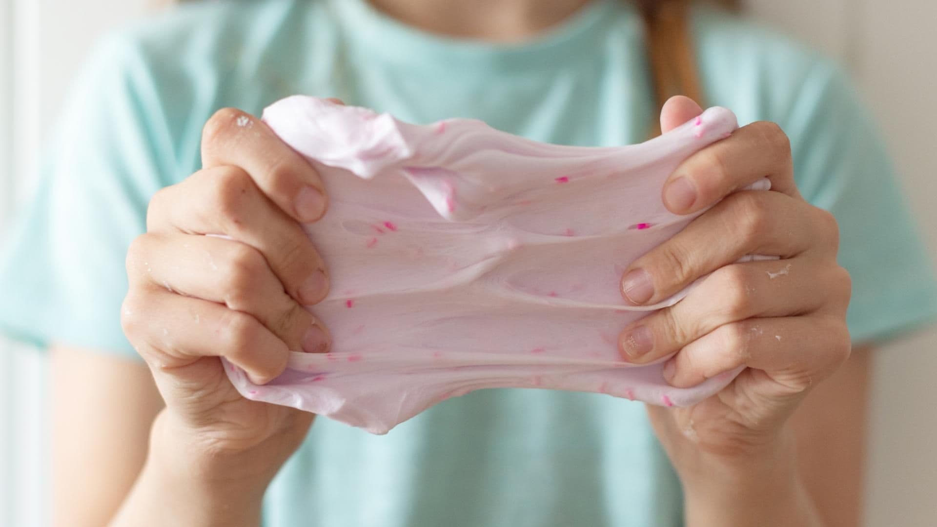 Mädchen hält Slime hoch