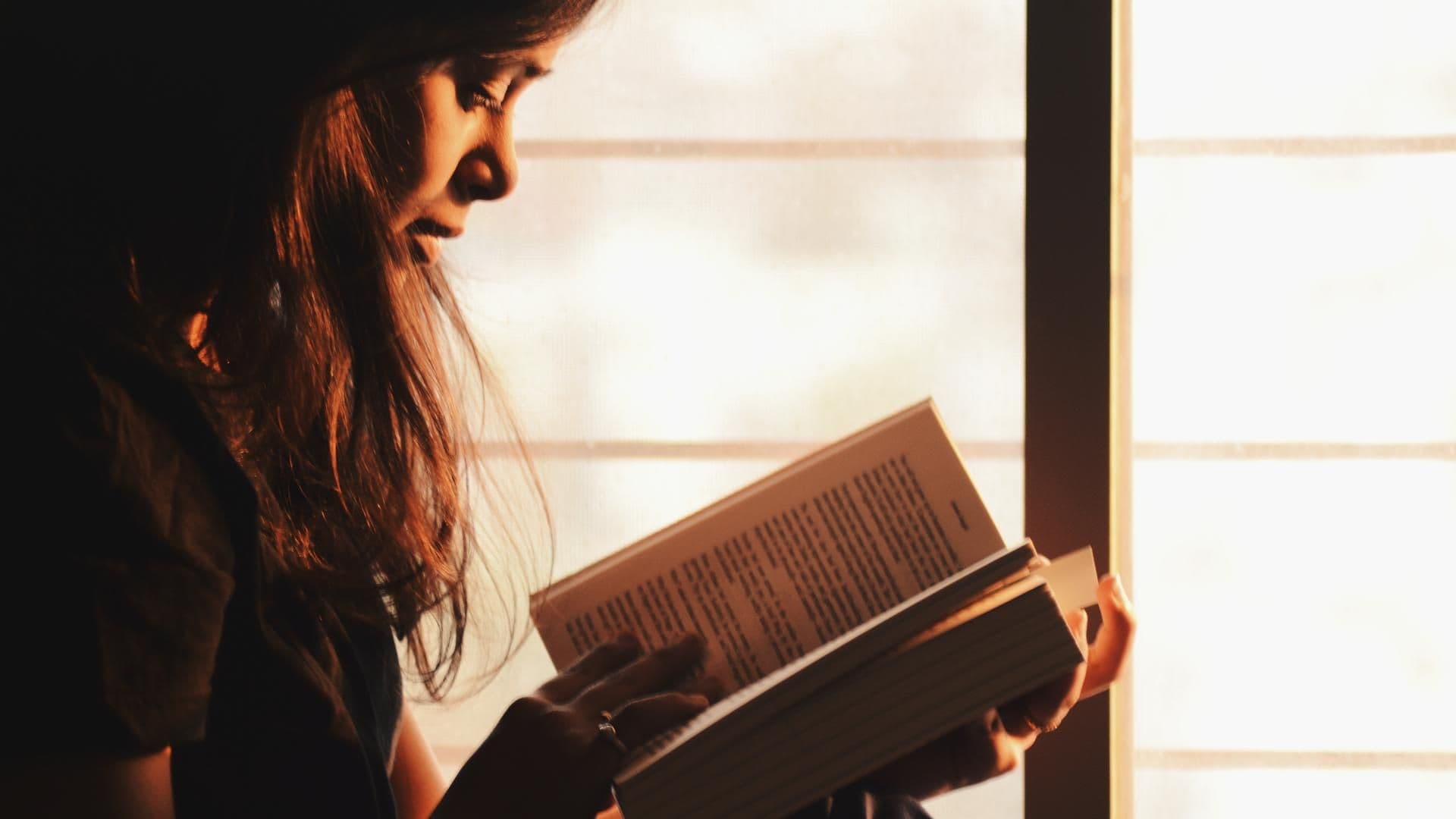 Mädchen beim Lesen