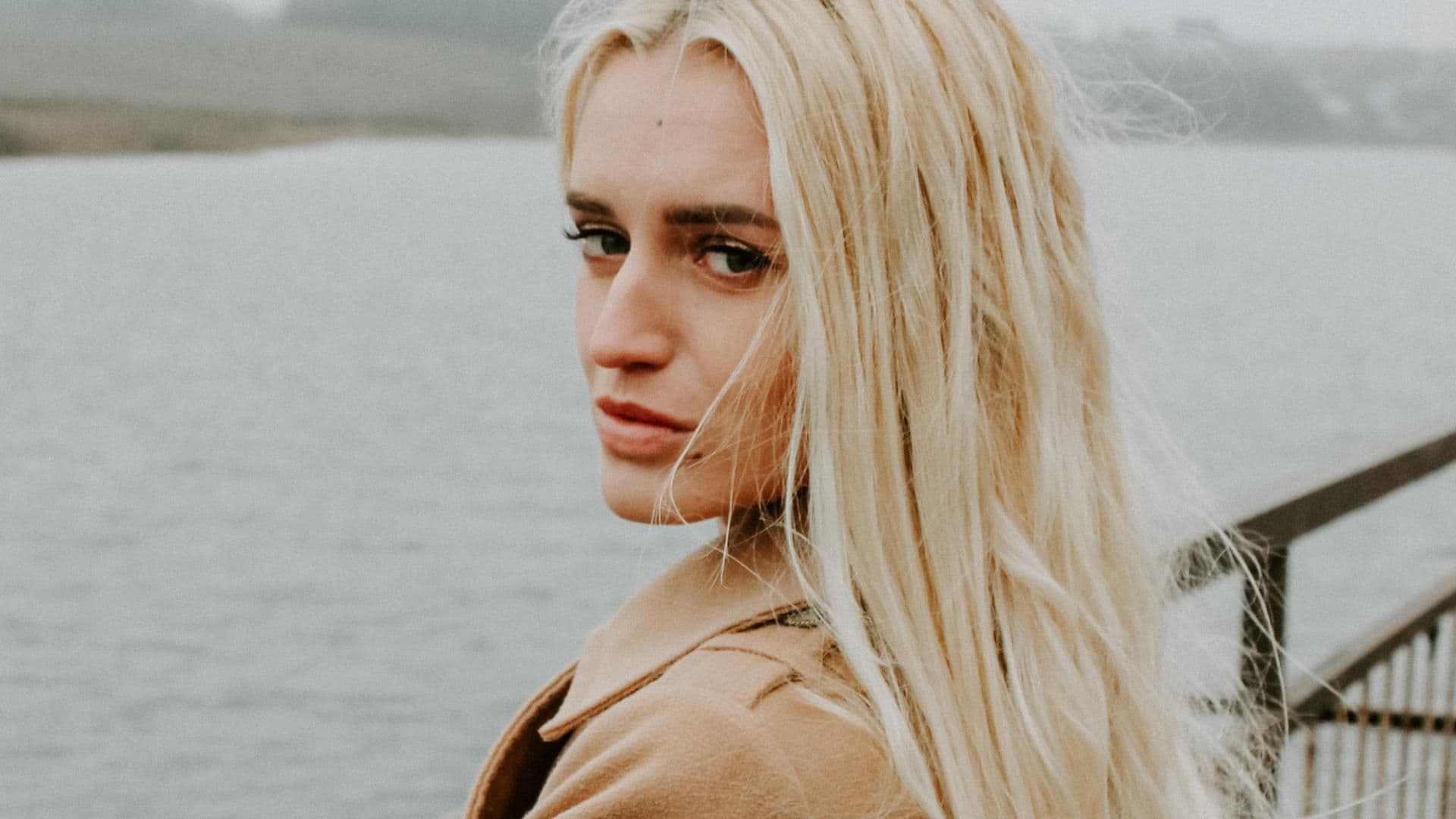 Blondiertes Haar eines Mädchens am Meer