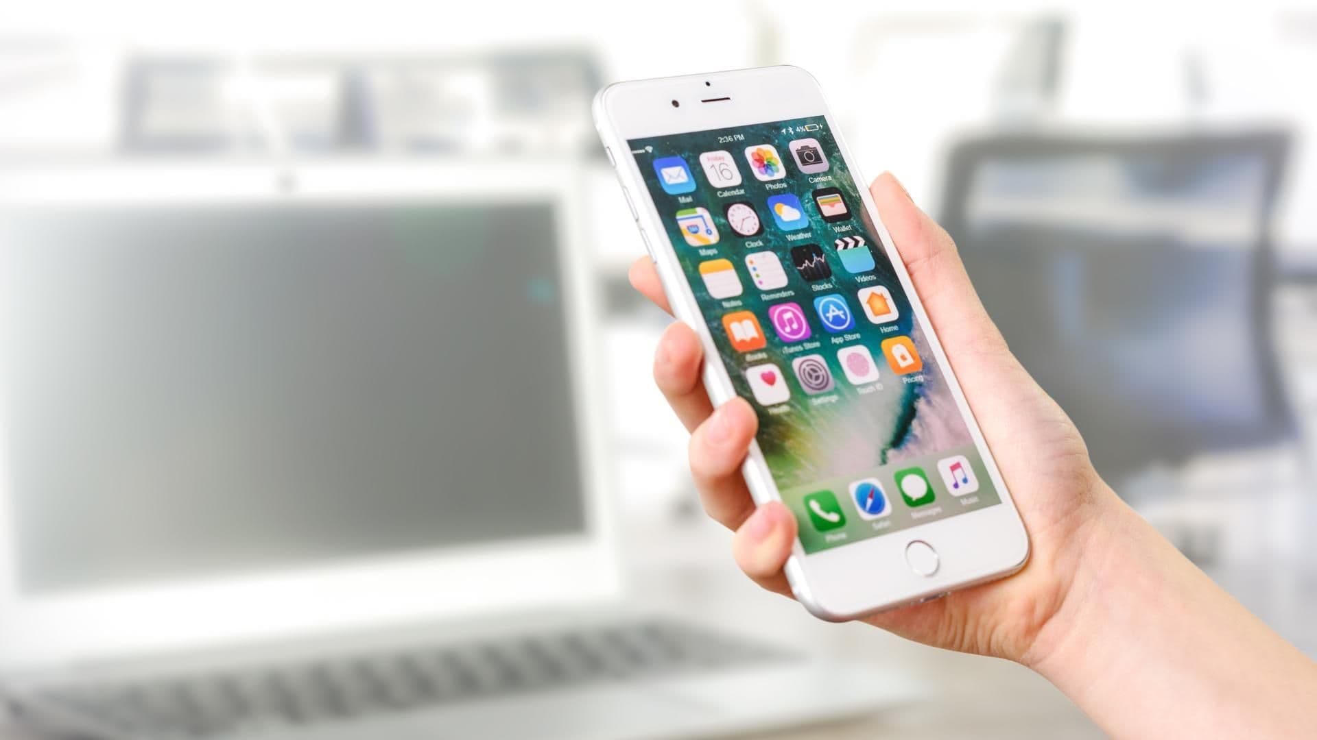 iPhone in der Hand