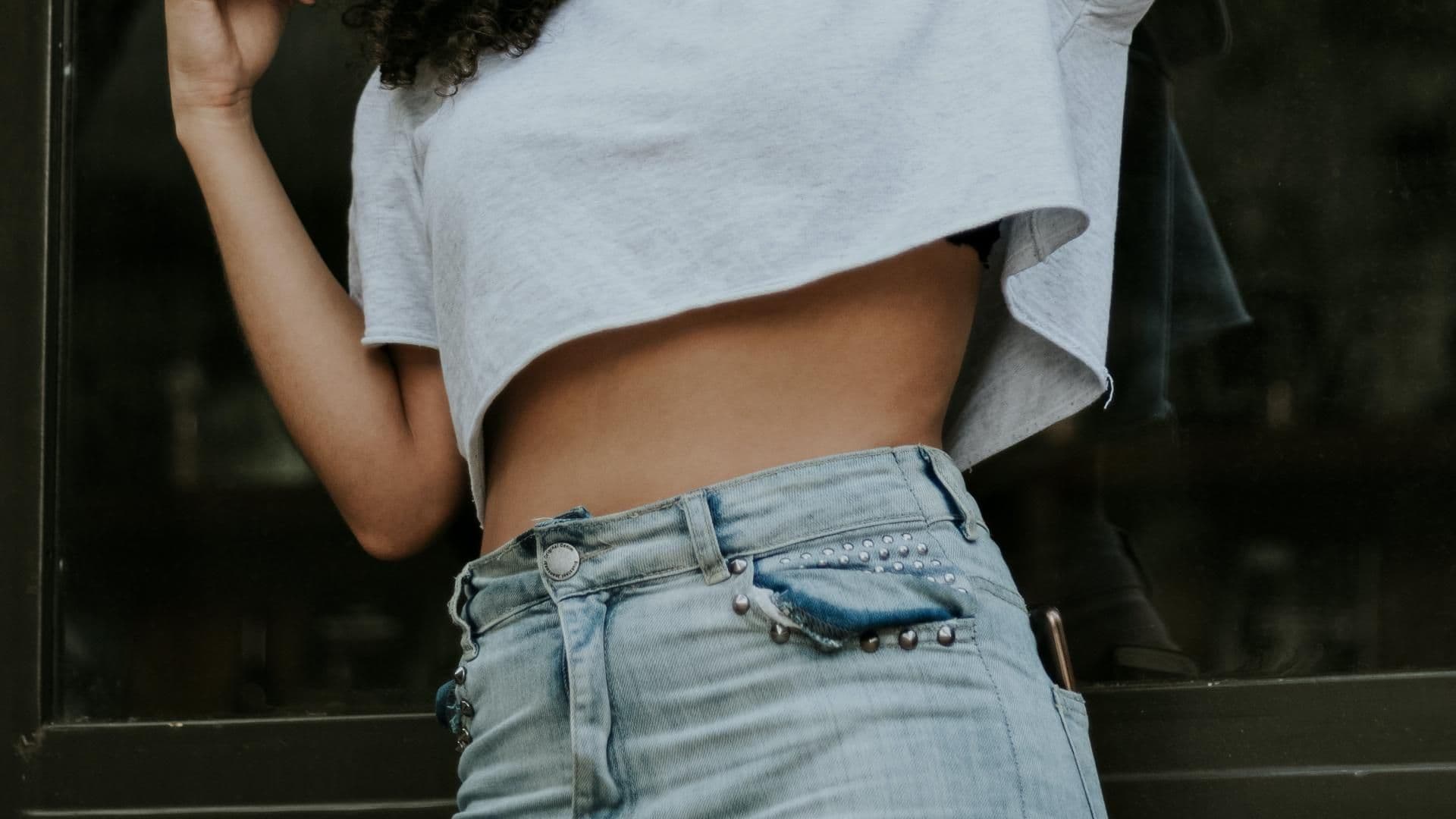 Frau mit einem Crop Top