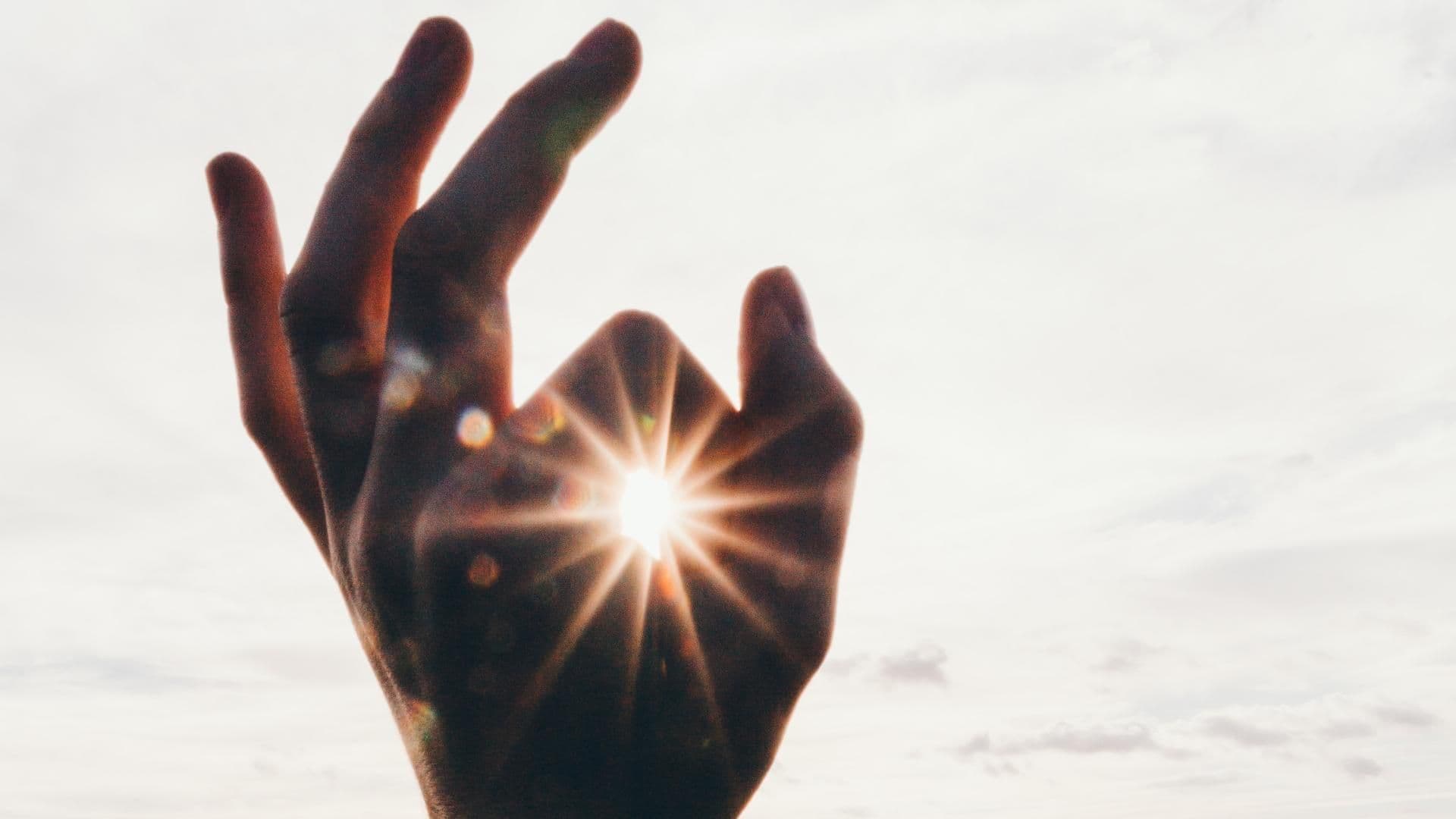 Hand vor Sonne