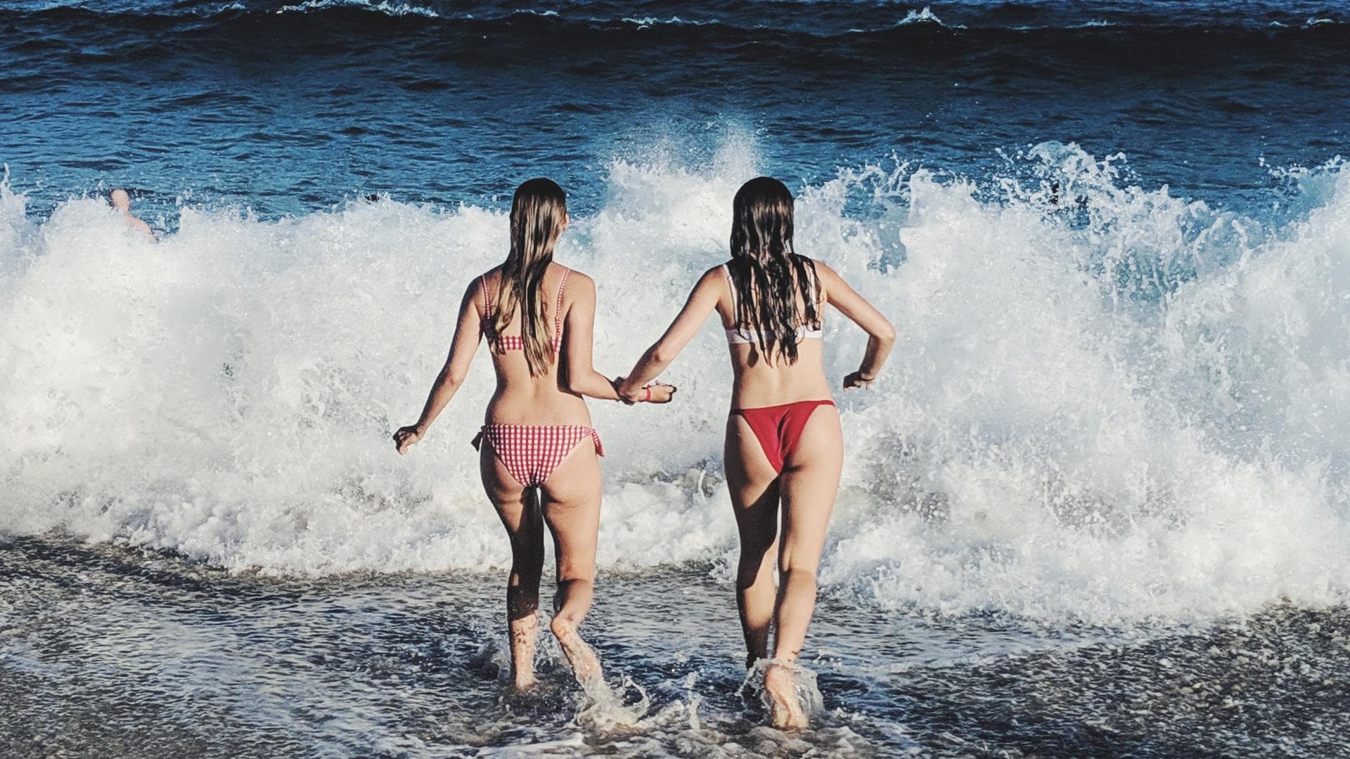 Zwei Mädchen im Meer