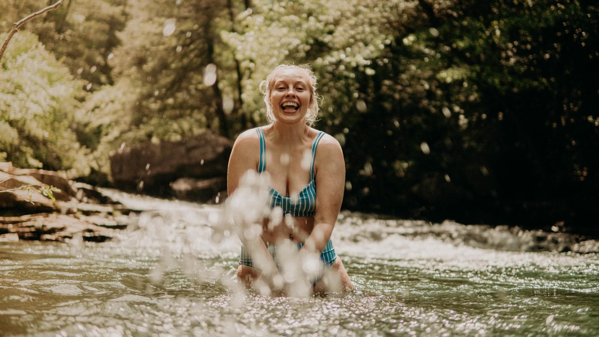 Frau in einem See