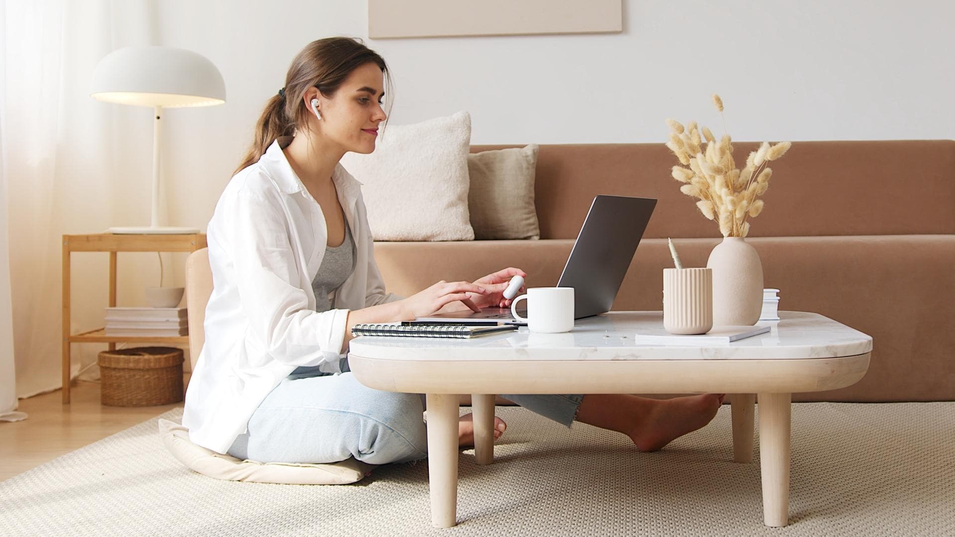 Junge Frau sitzt vor dem Laptop