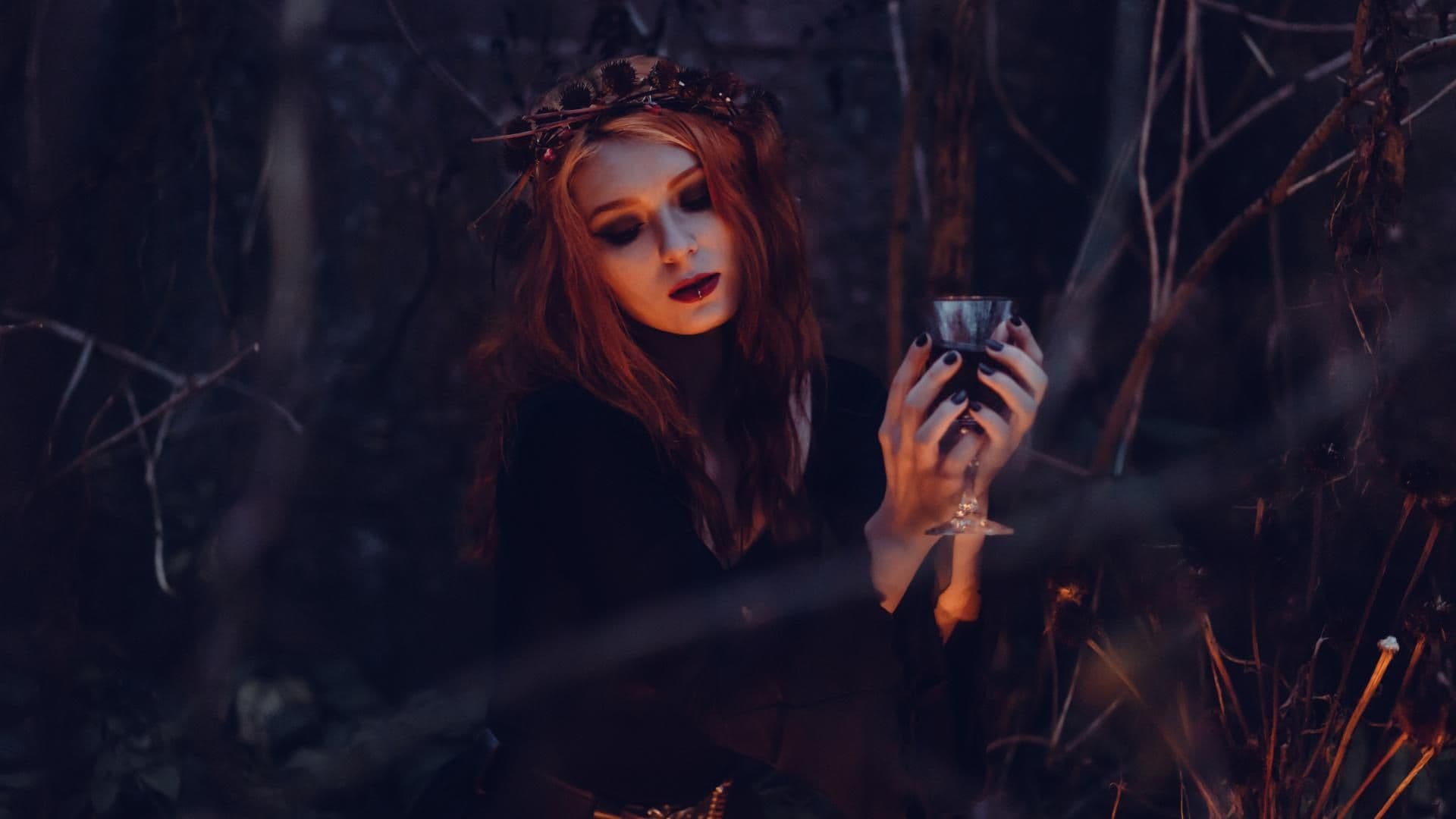 Frau in Hexen Halloween Kostüm im Wald
