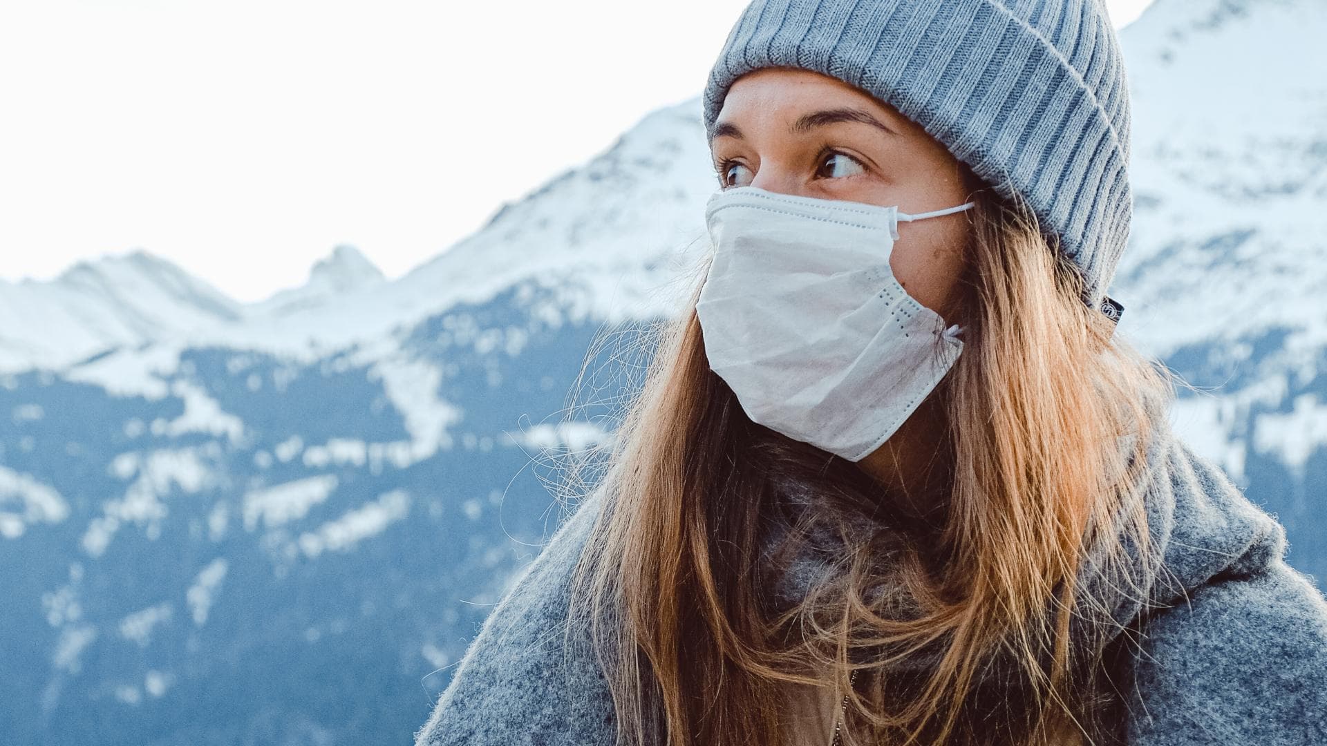 Frau mit Maske im Winter