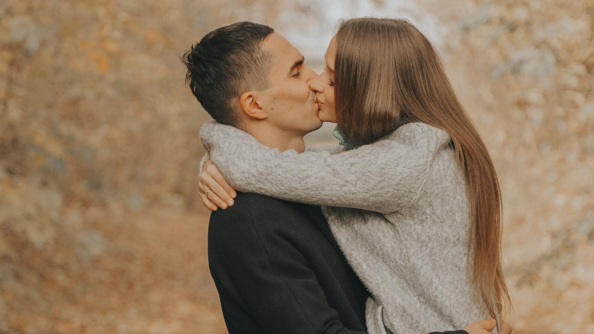 Mädchen und Junge küssen sich
