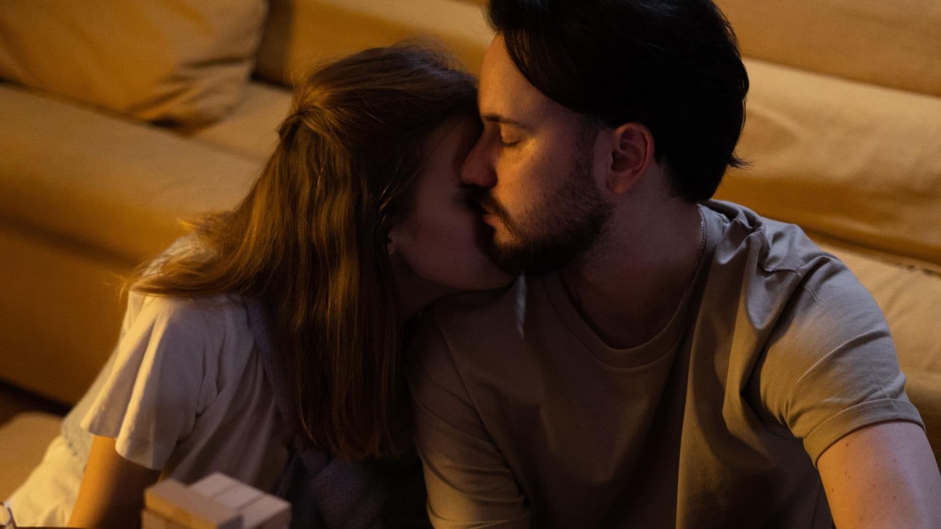 Mann und Frau küssen sich