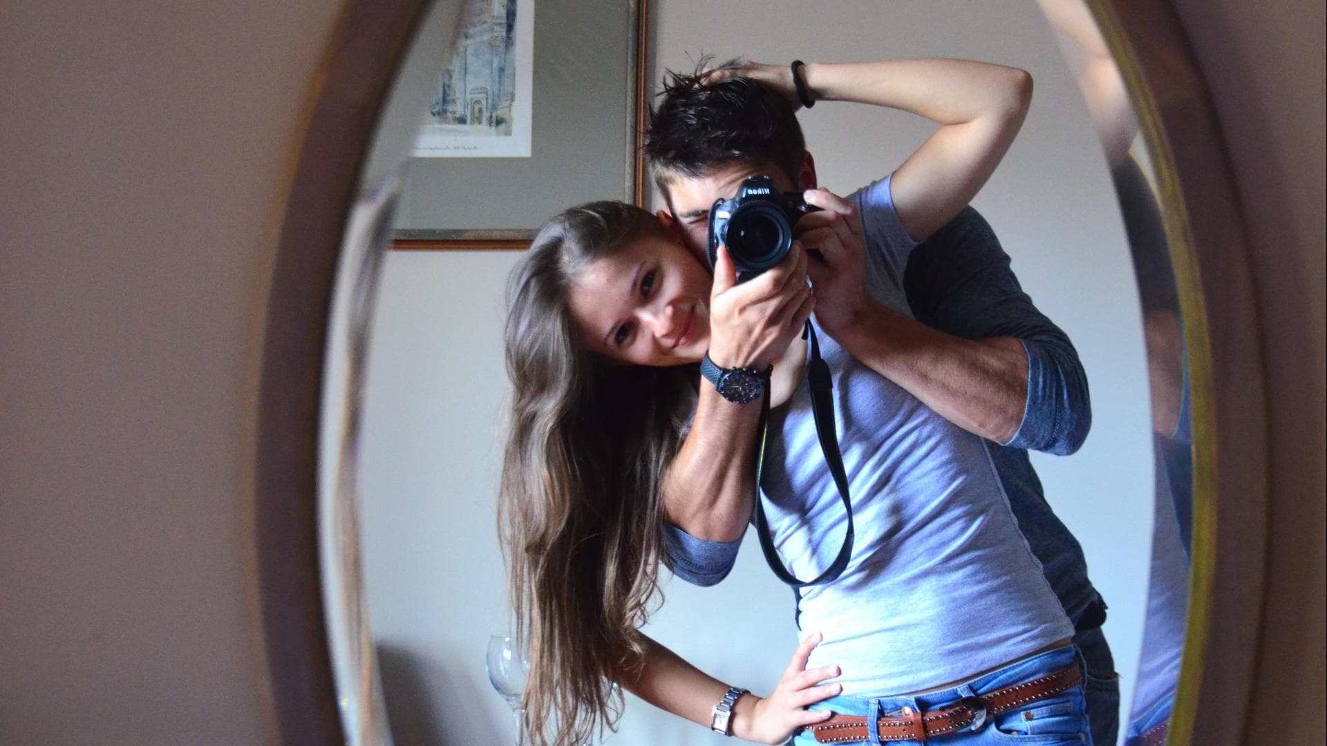 Junge und Mädchen machen Spiegelselfie