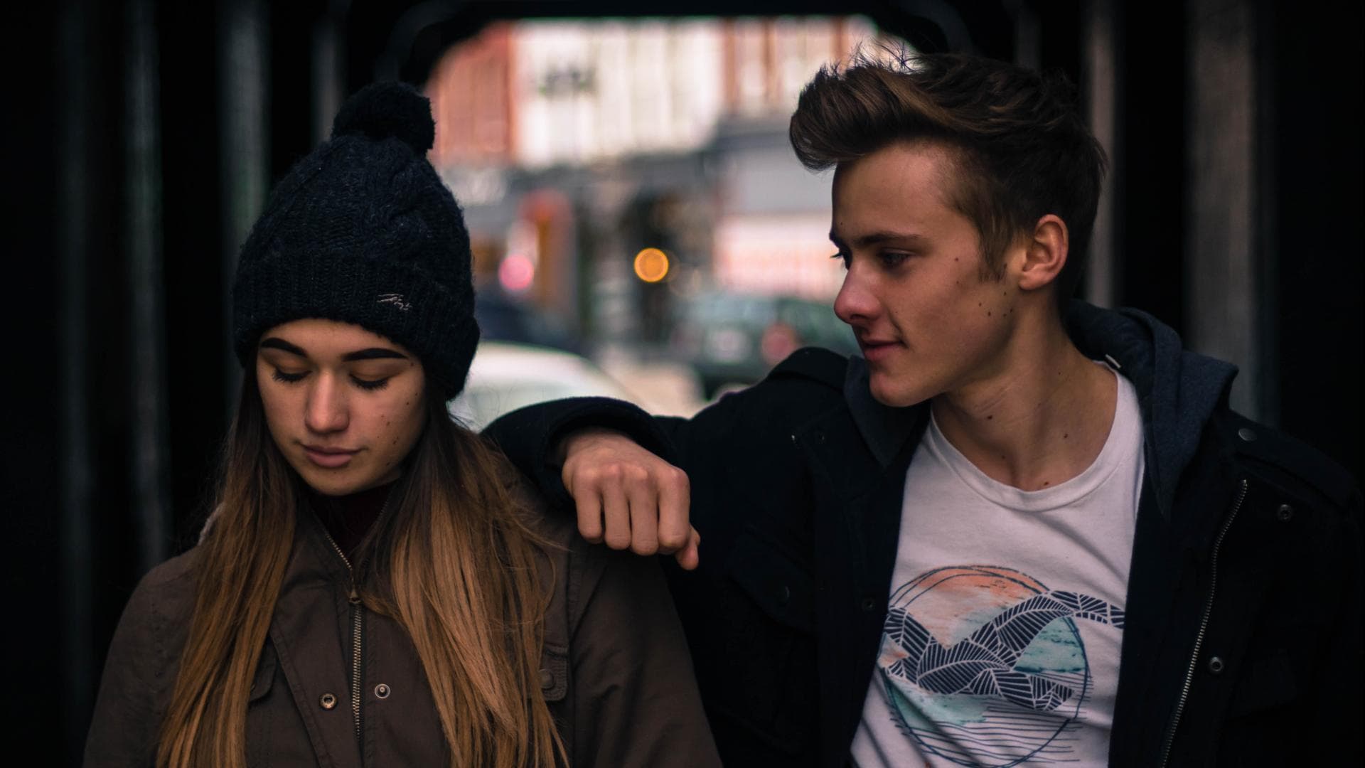 Platonische Liebe: Junge und Mädchen, Junge legt seinen Arm auf ihre Schulter