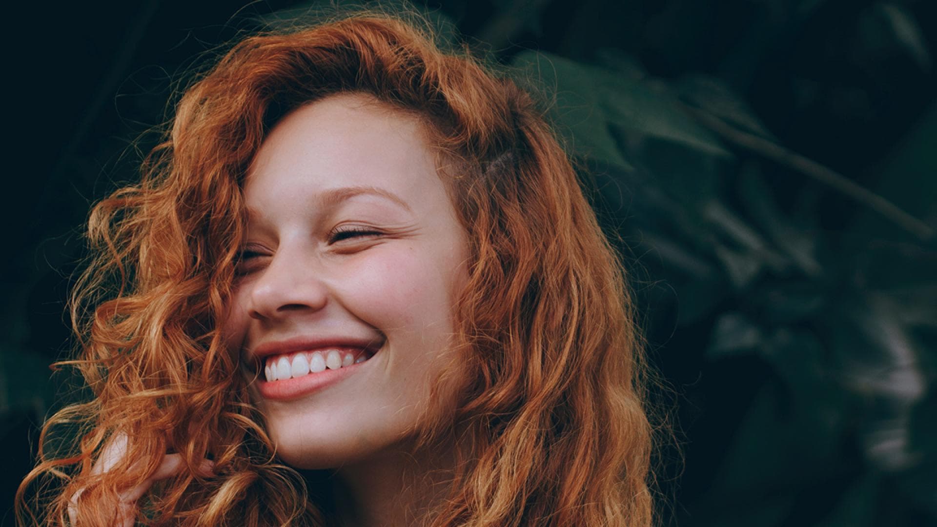 Frau mit roten Haaren lacht