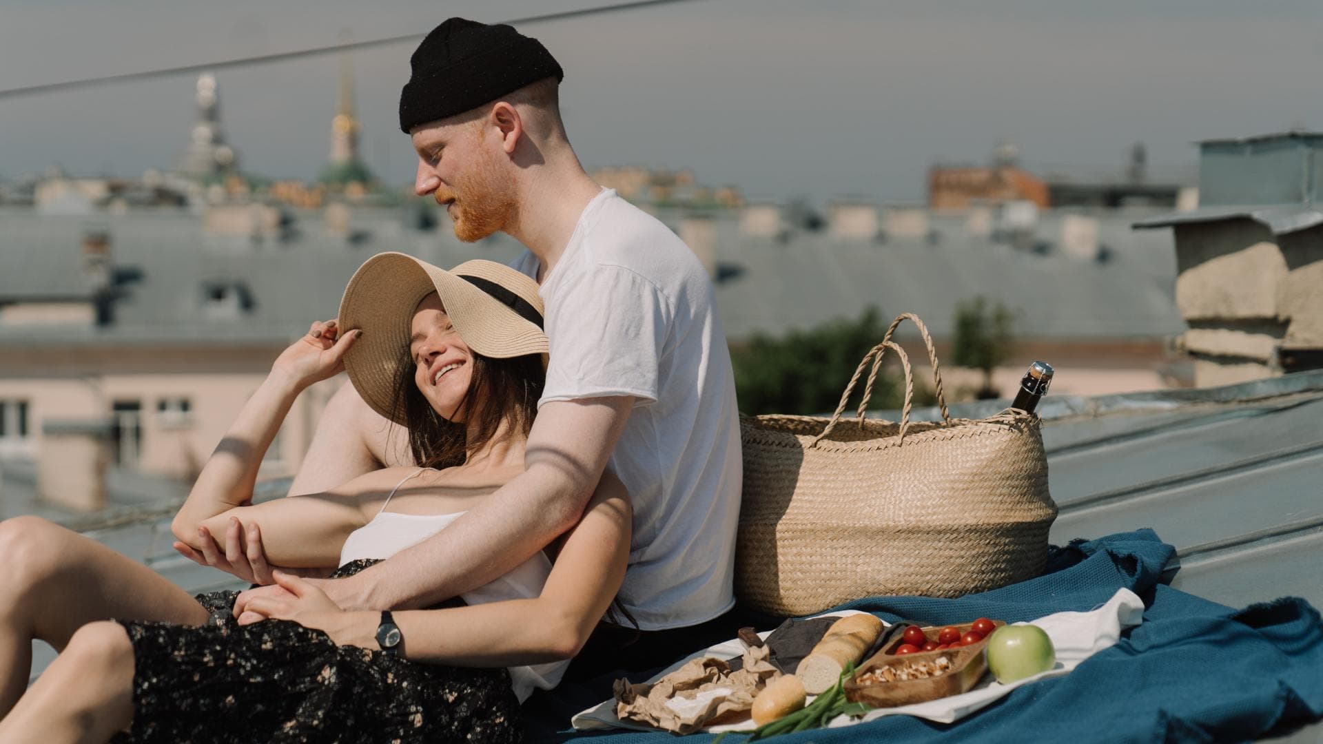 Liebespaar beim Picknick auf einem Dach