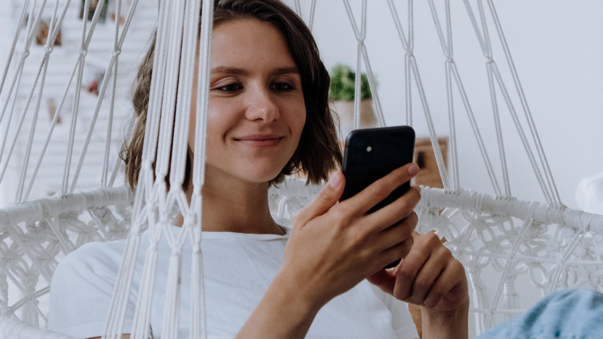 Worüber kann ich mit einem Jungen schreiben? Mädchen schreibt auf ihrem Handy