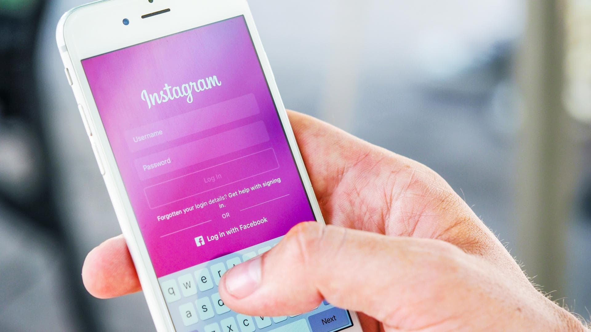 Instagram löschen: Handy mit Instagram App Ansicht