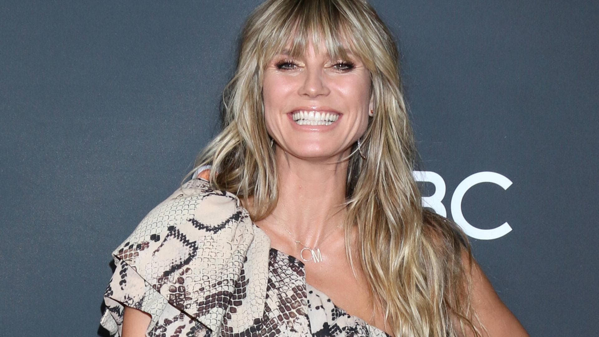 Heidi Klum lächelt