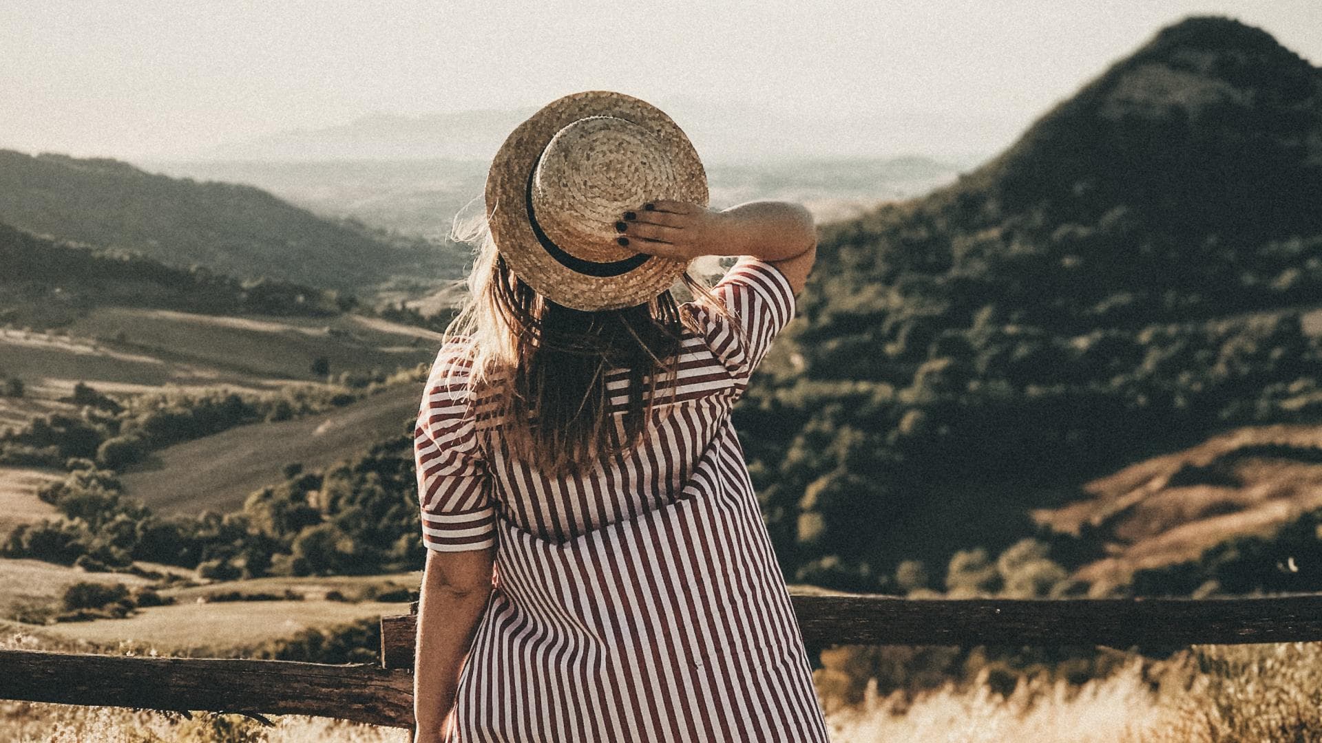 Horoskop Thema: Frau steht am Feld 