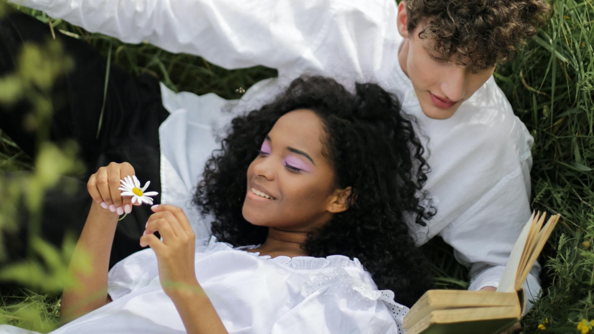 Horoskop: Pärchen liegt im Feld