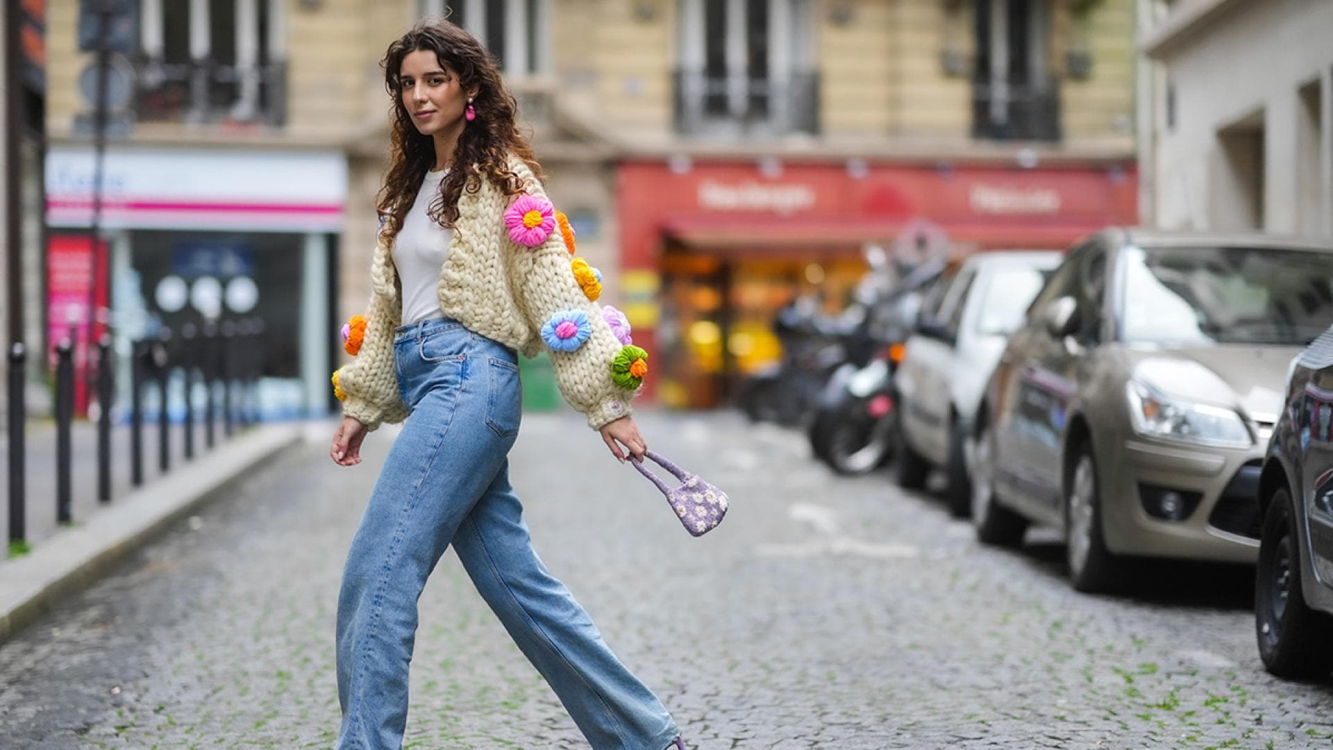 Frau mit Jeans geht über die Straße