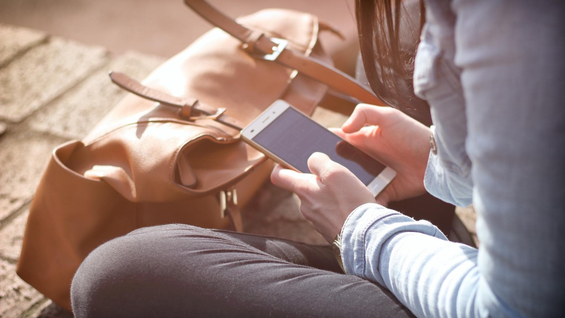 Tiefgründige Fragen: Frau am Handy