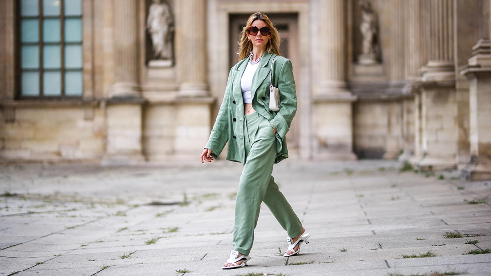 Frau mit Blazer