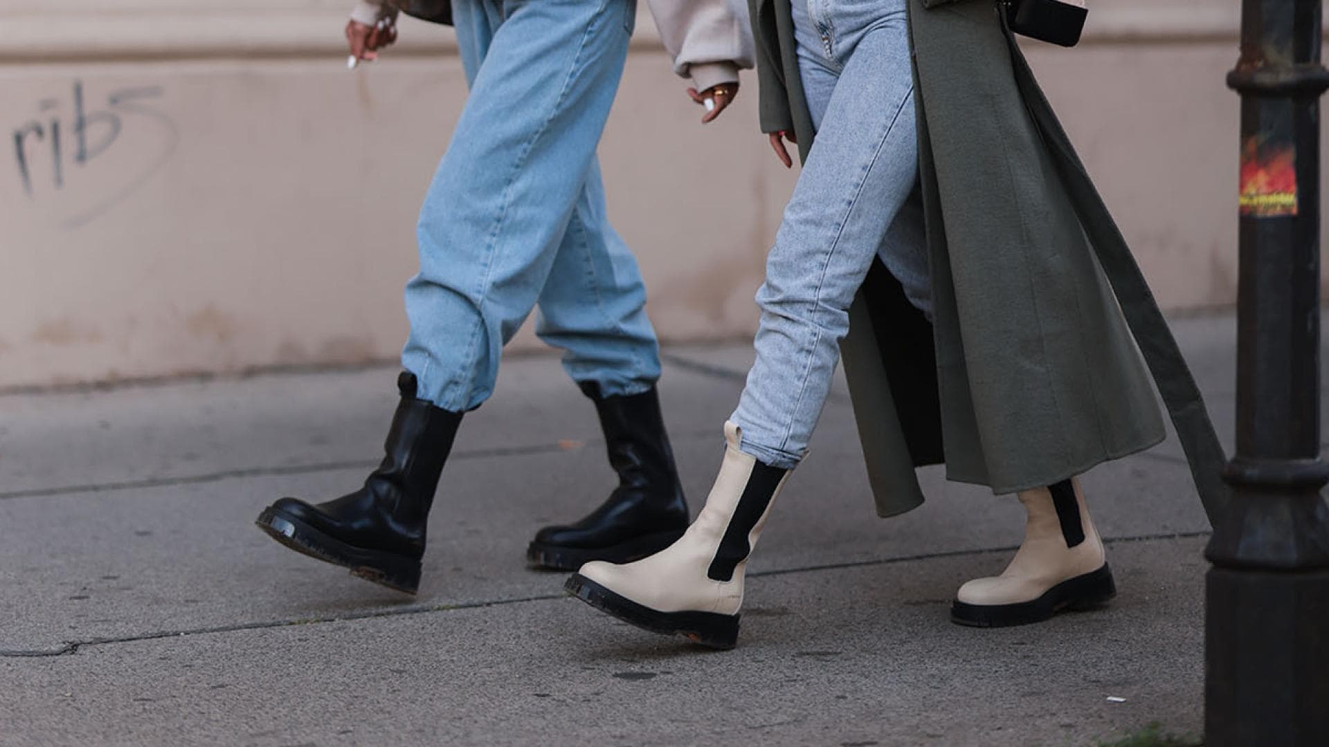 Zwei junge Frauen im Herbst Outfit