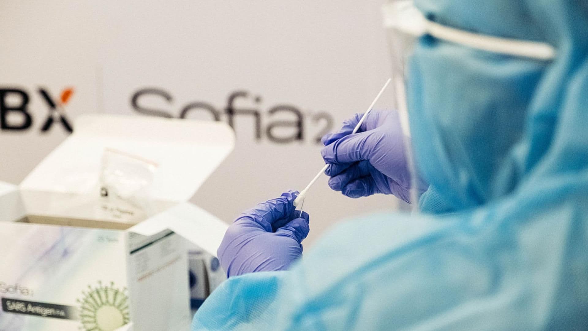 Person haelt Corona-Test-Staebchen