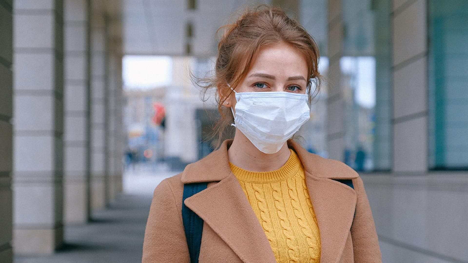 Frau mit Maske