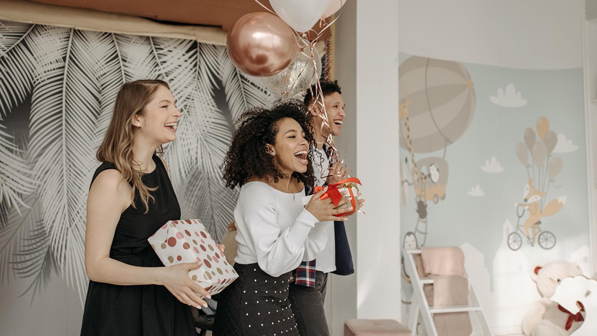 Freunde mit Geschenken in der Hand