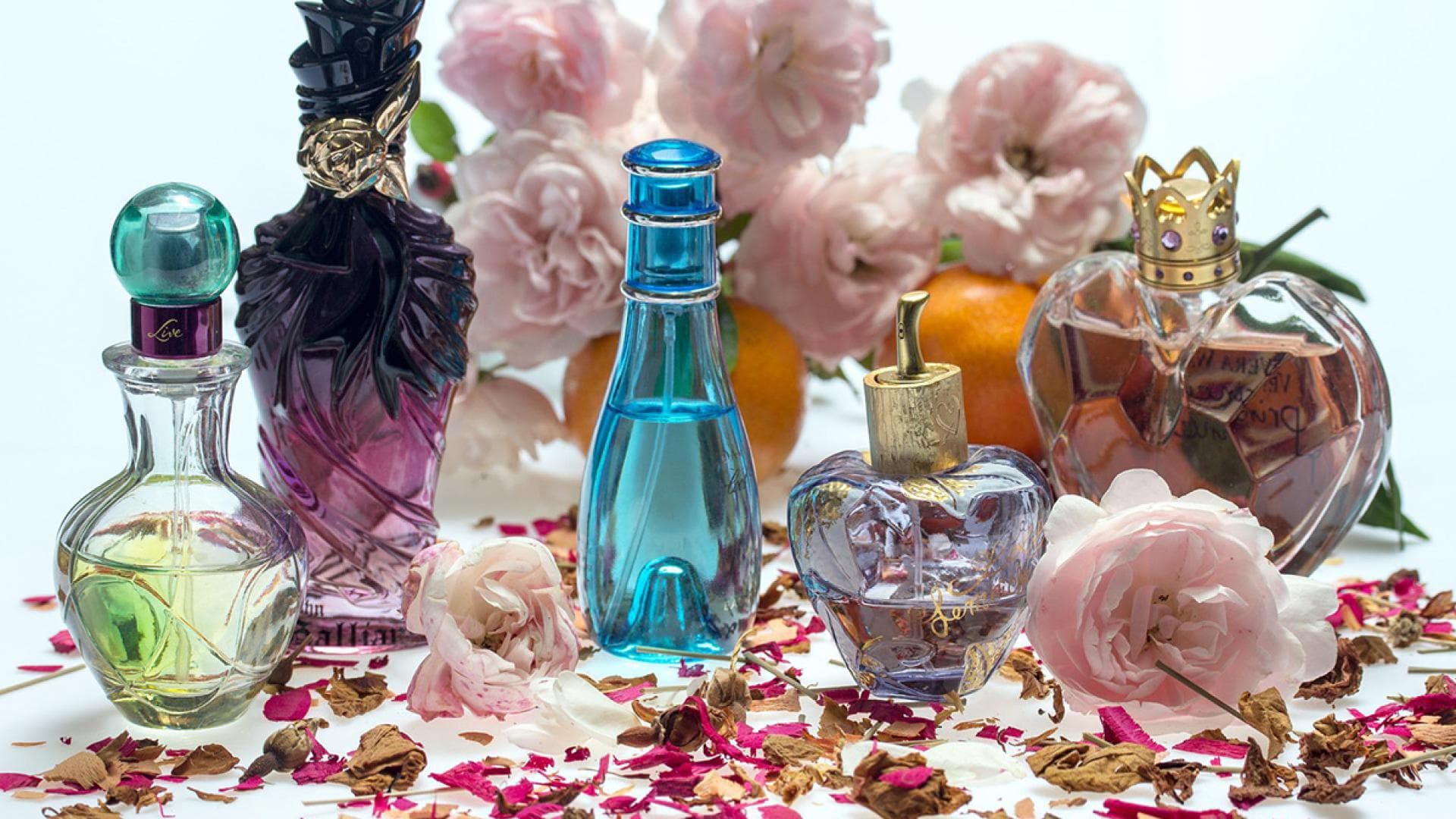 Parfuem Flakons nebeneinander